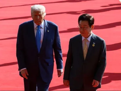 الرئيس الكوري الجنوبي لي جاي ميونج يستقبل نظيره الأميركي دونالد ترمب على هامش قمة زعماء منظمة التعاون الاقتصادي لآسيا والمحيط الهادئ (APEC) في جيونجو، كوريا الجنوبية. 29 أكتوبر 2025 - REUTERS