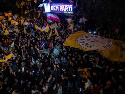 أنصار حزب "ديم" التركي خلال احتجاجات ضد إلغاء فوز مرشح حزبهم في الانتخابات البلدية. فان، تركيا. 3 أبريل 2024 - AFP