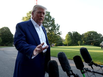 الرئيس الأميركي دونالد ترمب يتحدث إلى وسائل الإعلام قبل صعوده على متن طائرة (مارين وان) للمغادرة لحضور قمة حلف شمال الأطلسي في لاهاي، هولندا، من الحديقة الجنوبية في البيت الأبيض في واشنطن العاصمة، الولايات المتحدة. 24 يونيو 2025 - Reuters