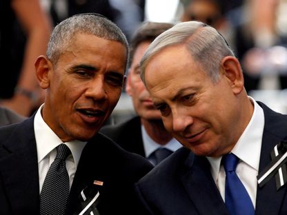 الرئيس الأميركي باراك أوباما يتحدث إلى رئيس الوزراء الإسرائيلي بنيامين نتنياهو خلال مراسم جنازة الرئيس الإسرائيلي السابق شمعون بيريز. 30 سبتمبر 2016 - Reuters