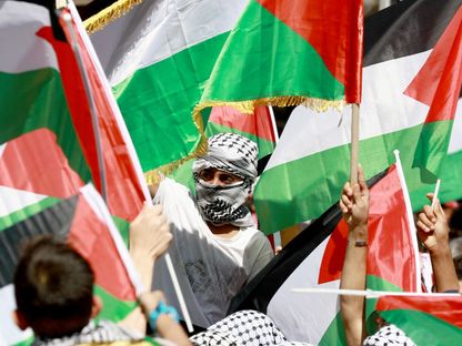 متظاهرون في مسيرة مؤيدة لفلسطين بالعاصمة الأردنية عمان. 13 أكتوبر 2023 - AFP