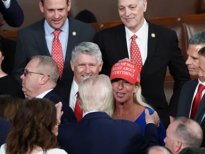 النائبة الجمهورية مارجوري تايلور جرين تحيي الرئيس دونالد ترمب قبل خطاب حالة الاتحاد في الكونجرس 4 مارس 2025 - Reuters