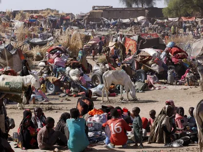 نازحون سودانيون في أعقاب هجمات قوات الدعم السريع (RSF) على مخيم زمزم للنازحين في بلدة الطويلة شمال دارفور، السودان. 15 أبريل 2025 - Reuters