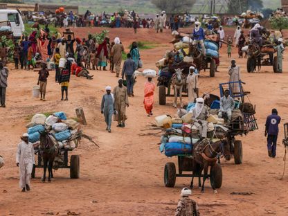 عائلات سودانية تفر من الحرب في غرب دارفور باتجاه الحدود مع تشاد. 4 أغسطس 2023 - REUTERS