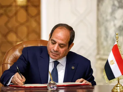 الرئيس المصري عبد الفتاح السيسي يوقع اتفاقاً ثنائياً خلال لقائه بالرئيس الفرنسي إيمانويل ماكرون في القصر الرئاسي بالقاهرة. 7 أبريل 2025 - Reuters