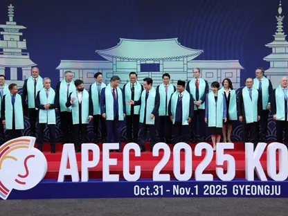 قادة منتدى التعاون الاقتصادي لدول آسيا والمحيط الهادئ 'أبيك' (APEC)  في صورة جماعية. كوريا الجنوبية. 1 نوفمبر 2025 - Reuters