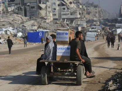 فلسطينيون ينقلون مواد إغاثة تابعة لمنظمة اليونيسف في مدينة غزة. 18 نوفمبر 2025 - reuters