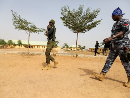 ضباط شرطة يسيرون في مدرسة بعد يوم من اختطاف أكثر من 300 تلميذة، زامفارا، نيجيريا - 27 فبراير 2021. - REUTERS