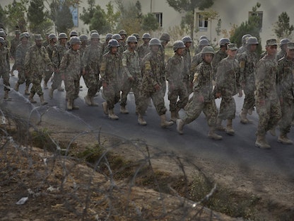 جنود من الفيلق 209 في الجيش الأفغاني يسيرون في قاعدتهم بمزار الشريف - 10 أكتوبر 2015 - Bloomberg