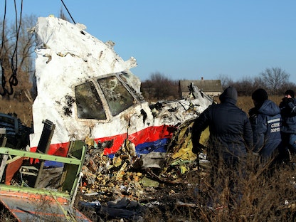 حُطام من رحلة الخطوط الجوية الماليزية MH17 في موقع تحطم الطائرة بالقرب من قرية "غرابوف" في منطقة دونيتسك شرق أوكرانيا. 20 نوفمبر 2014 - REUTERS