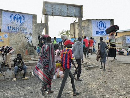 مدنيون فروا من السودان الذي مزقته الحرب بعد اندلاع القتال بين الجيش السوداني وقوات الدعم السريع يصلون إلى مركز عبور مفوضية الأمم المتحدة السامية لشؤون اللاجئين في الرنك جنوب السودان-1 مايو 2023 - REUTERS