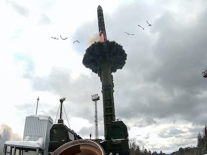 عملية إطلاق صاروخ باليستي عابر للقارات من طراز Yars أثناء تدريب لقوة الردع الاستراتيجية الروسية، في موقع غير محدد- 19 نوفمبر 2022 - AFP