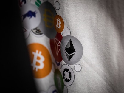 شعارات Bitcoin و Ethereum على قميص معروض داخل بورصة العملات المشفرة في إسبانيا. 8 سبتمبر 2022 - Bloomberg