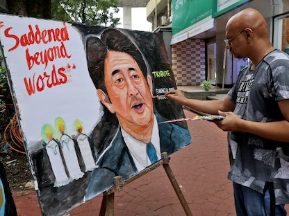 فنان هندي يضع اللمسات الأخيرة على لوحة لرئيس الوزراء الياباني الراحل شينزو آبي- 8 يوليو 2022 - REUTERS