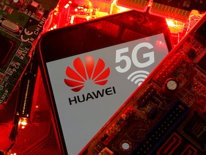 هاتف ذكي يحمل شعاري هواوي وشبكة 5G - REUTERS