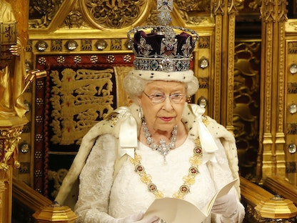 الملكة إليزابيث تلقي خطاباً في مجلس اللوردات بالعاصمة لندن - 18 مايو 2016 - REUTERS