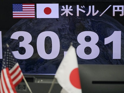 لوحة إلكترونية تظهر سعر الين مقابل الدولار الأميركي، طوكيو 1 سبتمبر 2022 - AFP