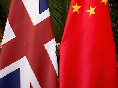 العلمان الصيني والبريطاني خلال الجولة السابعة من الحوار الاقتصادي بين البلدان في العاصمة الصينية بكين في 21 سبتمبر 2015. - REUTERS