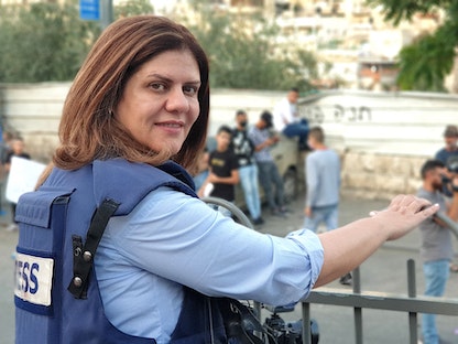 شيرين أبو عاقلة مراسلة "الجزيرة" خلال تغطية صحافية في مدينة القدس - 21 يونيو 2021 - AFP