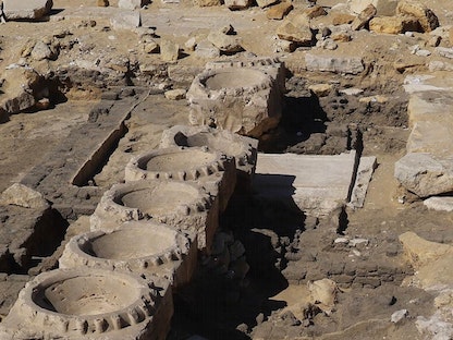 جانب من بقايا مبنى من الطوب اللبن اكتشف أسفل معبد  الملك "ني وسررع"في الجيزة مصر -  30 يوليو 2022 - facebook/EgyptianCabinet