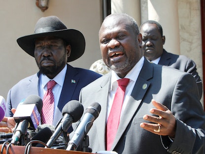 رئيس جنوب السودان سالفاكير (يسار) ونائبه رياك مشار في جوبا - 17 ديسمبر 2019 - REUTERS