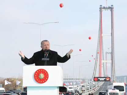الرئيس التركي رجب طيب أردوغان في حفل افتتاح جسر كاناكالي فوق مضيق الدردنيل، تركيا في 18 مارس 2022. - via REUTERS