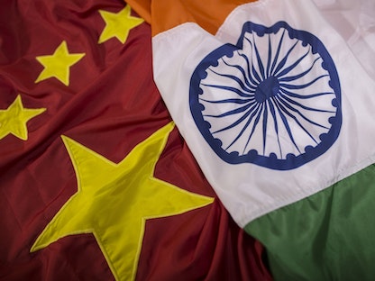 علما الهند والصين في رسم توضيحي التُقط في مومباي - 24 يونيو 2020 - Bloomberg