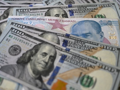أوراق نقدية بالدولار الأميركي والليرة التركية في إسطنبول - 7 ديسمبر 2021 - AFP