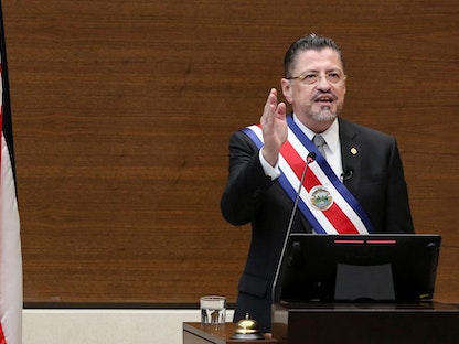 تشافيز يتولى رئاسة كوستاريكا ويتعهد بإصلاح الاقتصاد