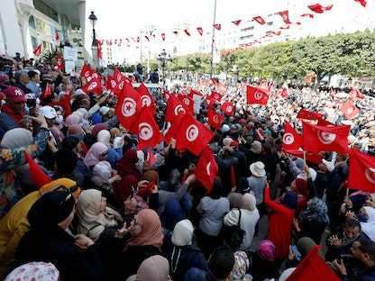 متظاهرون خلال احتجاجات مناهضة للرئيس التونسي قيس سعيد في العاصمة تونس- 10 أبريل 2022 - REUTERS