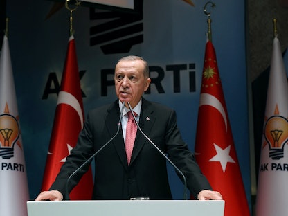 الرئيس التركي رجب طيب أردوغان يلقي كلمة خلال اجتماع لحزب العدالة والتنمية الحاكم في العاصمة أنقرة. 5 يناير 2023 - via REUTERS