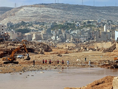 فرق الإنقاذ خلال أعمال الإغاثة في مدينة درنة شرق ليبيا والتي اجتاحها الفيضان. 17 سبتمبر 2023  - AFP