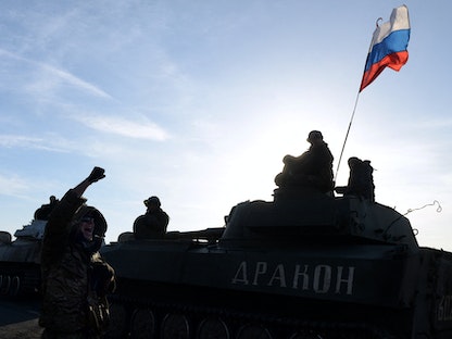 علم روسيا يرفرف فوق إحدى الدبابات على الحدود مع أوكرانيا. 25 فبراير 2015 - AFP