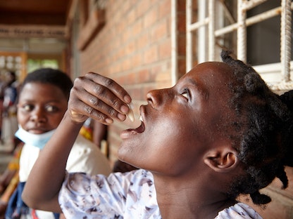 فتاة تتناول جرعة من لقاح الكوليرا في مركز صحي استجابة لتفشي الكوليرا الأخير في بلانتير، مالاوي. 16 نوفمبر 2022 - REUTERS