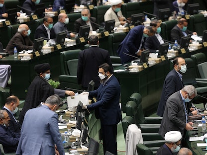 نواب إيرانيون خلال جلسة للبرلمان - 25 أغسطس 2021 - REUTERS