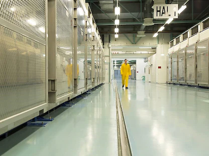 عامل في منشأة فردو لتخصيب اليورانيوم بمدينة قم الإيرانية - 6 نوفمبر 2019 - AFP