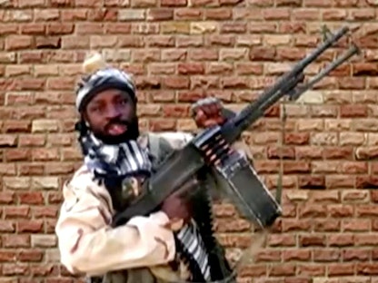 زعيم "بوكو حرام" أبو بكر شكوي يحمل سلاحاً في مكان مجهول بنيجريا- 15 يناير 2018 - REUTERS