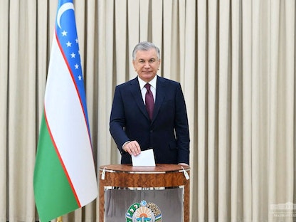 رئيس أوزبكستان شوكت ميرضيائيف يصوت في انتخابات رئاسية مبكرة في طشقند. 9 يوليو 2023 - REUTERS