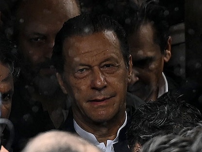 رئيس الوزراء الباكستاني السابق عمران خان (وسط) يغادر بعد مثوله أمام محكمة مكافحة الإرهاب في إسلام أباد- 25 أغسطس 2022 - AFP