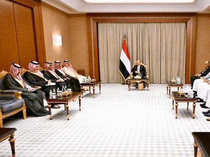 رئيس مجلس القيادة الرئاسي اليمني رشاد العليمي وأعضاء مجلس القيادة يستقبلون الفريق السعودي. 17 أبريل 2023 - سبأنت