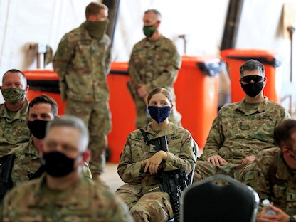 جنود أميركيون خلال مراسم تسليم قاعدة التاجي العسكرية من قوات التحالف بقيادة الولايات المتحدة إلى قوات الأمن العراقية في قاعدة شمالي بغداد بالعراق - 23 أغسطس 2020 - REUTERS