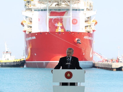 الرئيس التركي رجب طيب أردوغان يلقي كلمة أمام سفينة التنقيب التركية الجديدة "عبد الحميد خان" - 9 أغسطس 2022 - AFP