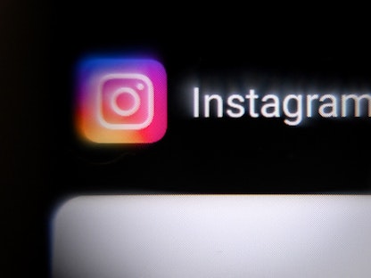 شعار شبكة التواصل الاجتماعي الأمريكية Instagram على شاشة الهاتف الذكي - AFP