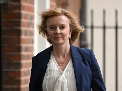 وزيرة الخارجية البريطانية ليز تروس لدى مغادرتها مقر الحكومة في لندن، المملكة المتحدة، 5 يوليو 2022 - AFP