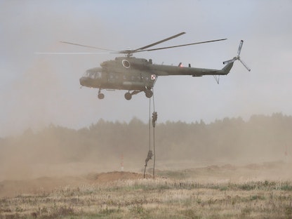 مروحية من طراز Mi-17 تابعة للقوات الجوية البولندية خلال تدريب عسكري – بولندا – 21 سبتمبر 2017 - REUTERS
