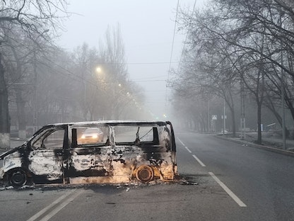 سيارة محترقة خلال الاحتجاجات التي اندلعت بسبب ارتفاع أسعار الوقود في ألما آتا، كازاخستان - 6 يناير  2022 - REUTERS