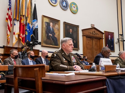 رئيس هيئة الأركان الأميركية المشتركة الجنرال مارك ميلي، مع وزير الدفاع لويد أوستن، والجنرال كينيث ماكنزي، قائد القيادة المركزية الأميركية، في جلسة استماع بالكونجرس - واشنطن- 29 سبتمبر 2021 - REUTERS