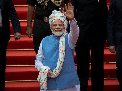 رئيس الوزراء الهندي ناريندرا مودي يلوّح بعد إلقائه خطاباً خلال ذكرى عيد الاستقلال في نيودلهي - 15 أغسطس 2022 - REUTERS