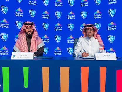 من توقيع عقد الشراكة بين عضو مجلس إدارة شركة "القدية" ورئيس نادي الهلال - twitter/@Alhilal_FC