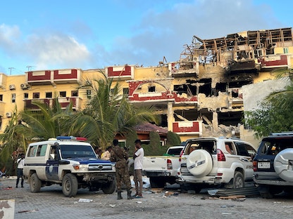 عناصر من الجيش الصومالي والشرطة يقفون خارج فندق "حياة" الذي استهدفته "حركة الشباب"، مقديشو 21 أغسطس 2022 - REUTERS